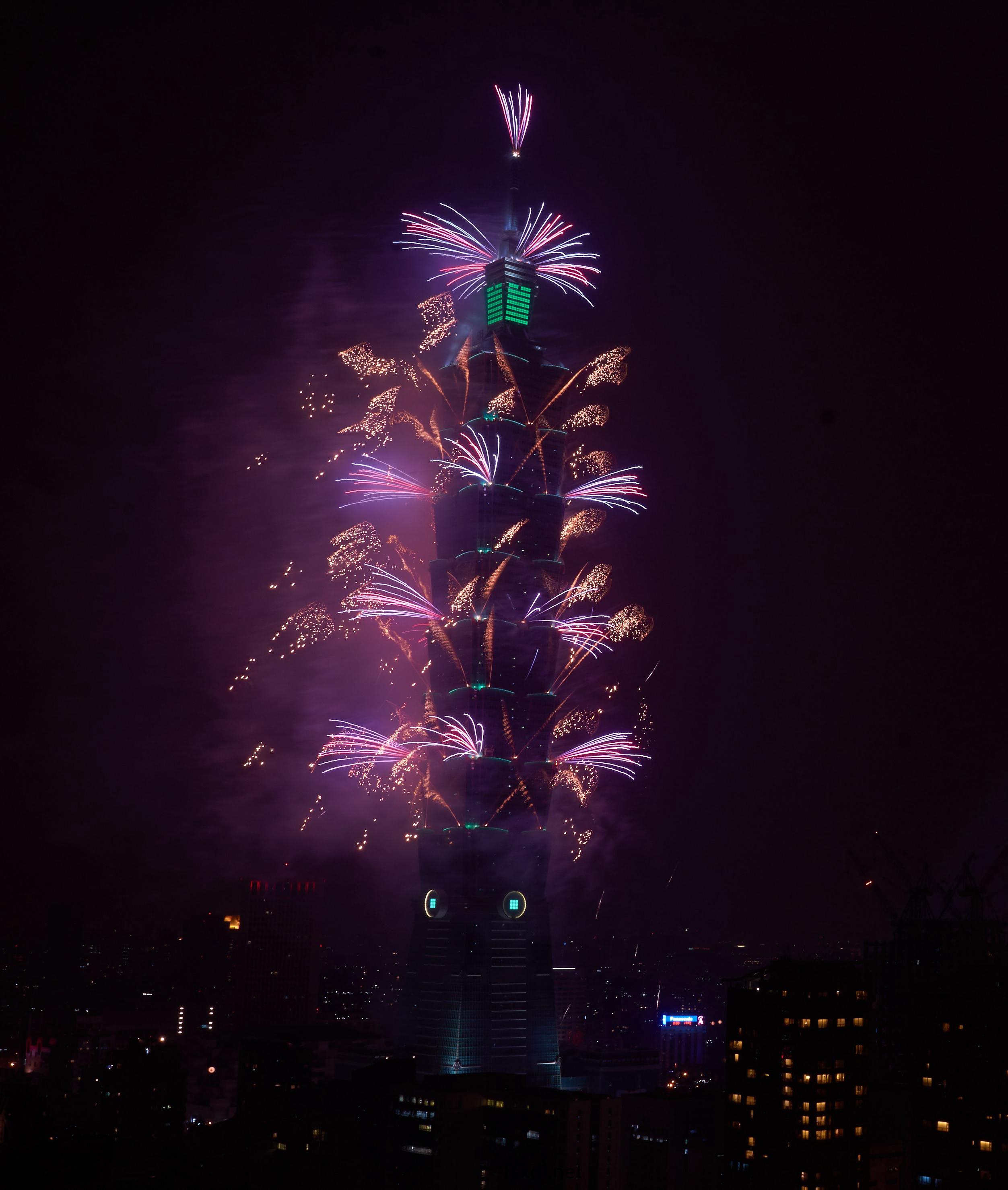 【新(xin)闻图片(pian)】飞(fei)利浦照(zhao)明(ming)助力台北(bei)101打(da)造(zao)台(tai)湾绿(lv)色地(di)标 (2).jpg